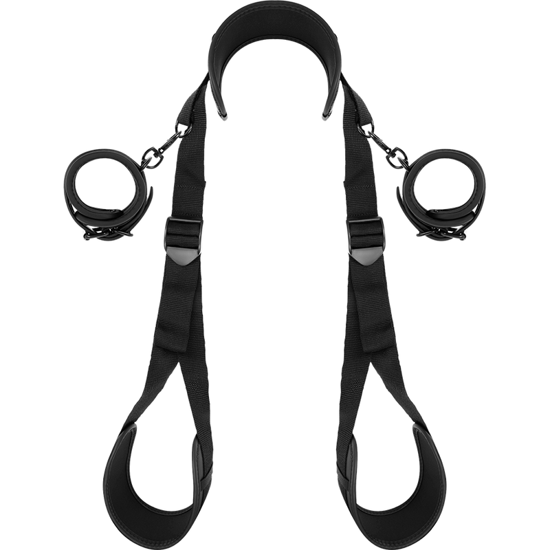 Sottomessa Fetish - Posizione A Gambe Aperte Con Manette Rivestite In Noprene