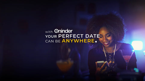 Immagine promozionale di Oninder con una donna sorridente che usa uno smartphone mentre sorseggia un cocktail.