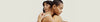 Due donne si abbracciano dolcemente, rappresentando intimità e connessione.