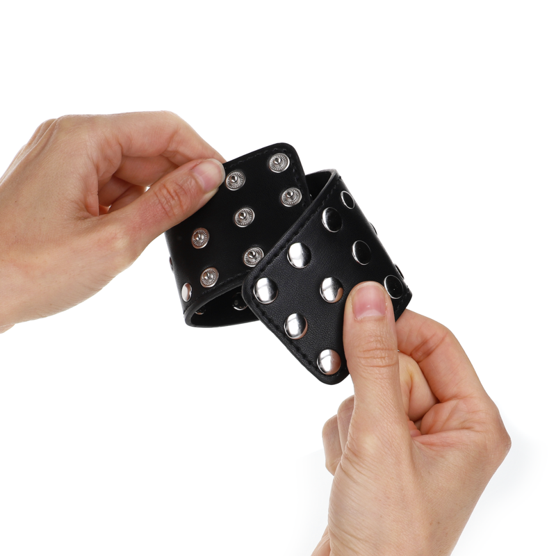 Kink - Cinturini Da Polso Con Chiusura A Scatto Pieni Di Rivetti Neri Regolabili 19-24 Cm X 5,5 Cm